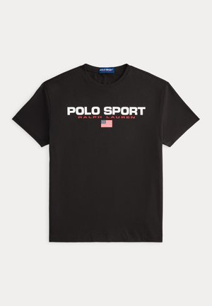 Schwarzes kurzärmeliges T-Shirt mit den Texten „"POLO SPORT"“ und „"RALPH LAUREN"“ sowie einer kleinen amerikanischen Flagge vorne in der Mitte bedruckt.
