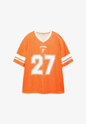 Maillot de sport orange à manches courtes avec col en V blanc, bandes blanches sur les manches, numéro 27 et petit lion avec le texte "STWD" au-dessus.