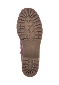 Semelle en caoutchouc brun avec des crampons pour une meilleure traction, bord lisse et logo rectangulaire. Taille marquée comme 37, conçue pour la durabilité.