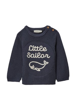 Pull en tricot bleu marine pour tout-petit avec l'inscription « Petit Marin » et un motif de baleine, avec deux boutons marron sur l'épaule.