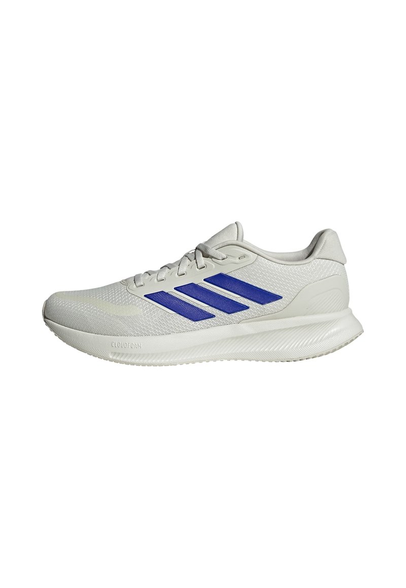 Zapato deportivo gris claro con parte superior de malla transpirable, tres rayas azules en el costado y suela blanca texturizada con amortiguación Cloudfoam.