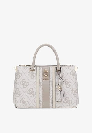 Sac à main gris clair avec un motif logo, deux poignées et des accessoires en or. Présente une forme structurée et une étiquette amovible. Texture lisse.