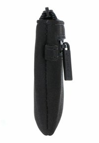 Pochette en tissu noire avec fermeture éclair verticale et tirette rectangulaire, forme étroite et cylindrique, photographiée de profil.