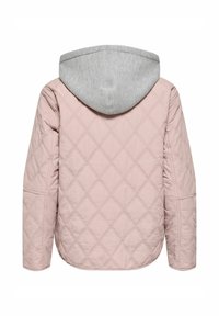 Veste matelassée rose avec une capuche grise. Présente des motifs en diamants, des poches latérales, un ourlet arrondi et des manches longues. Conçue pour un usage décontracté.