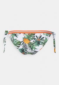 Parte de baixo de biquíni branca com estampado de folhas tropicais verdes e ananás. Apresenta uma faixa de destaque laranja e cordões ajustáveis nas laterais.