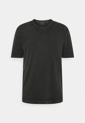T-shirt vert foncé à manches courtes en coton doux, avec un col rond et un ourlet droit, présentant des détails de couture minimaux.