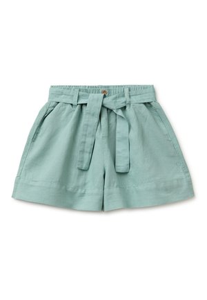 Jasnozielone szorty z wysokim stanem, z materiałowym paskiem, elastyczną talią, zapięciem na guzik i bocznymi kieszeniami, ułożone płasko na białym tle.
