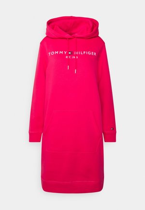 Robe sweat à capuche rose avec manches longues, poche avant et texte de logo blanc. Tissu doux avec poignets et ourlet côtelés.