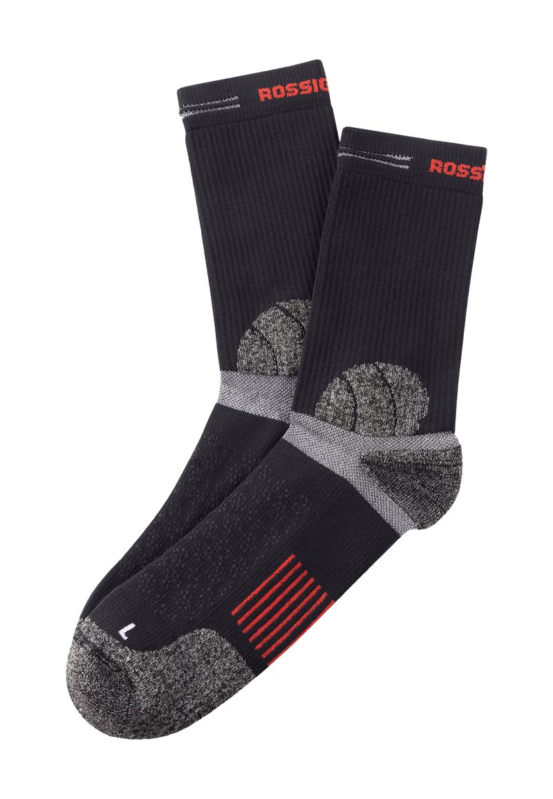 Calze da sport nere con texture a coste, accenti grigi, rinforzo sul tallone e sulla punta, e branding rosso. Taglia indicata come 'L' sulla punta.