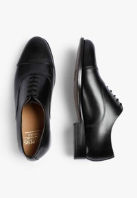 Zapatos de cuero negro con punta redondeada, cordones y acabado liso. Presentan un tacón bajo y detalles sutiles de costura.