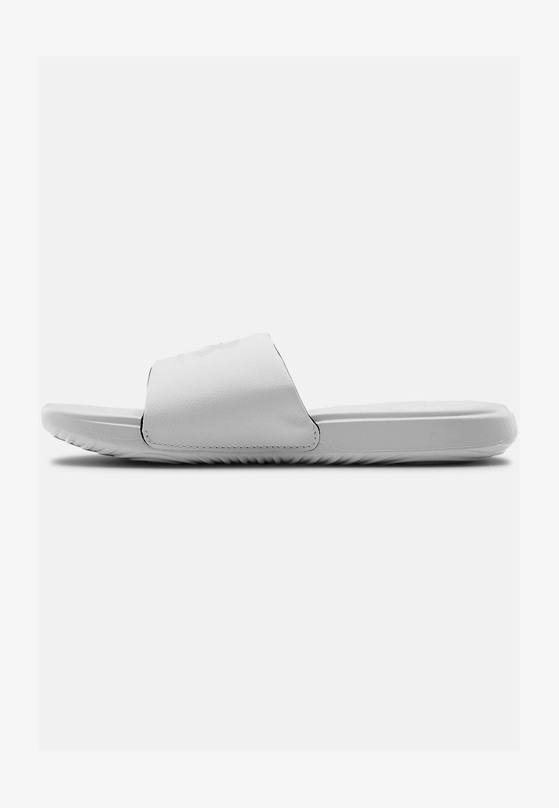 Bílé zásuvné sandály vyrobené ze syntetického materiálu. Mají široký pásek a texturovanou podrážku pro lepší grip. Minimalistický design bez viditelných log.