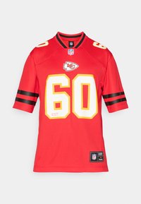 Sarkans sporta krekls ar īsām piedurknēm, melniem un dzelteniem akcentiem, liels balts numurs "60", komandas logo uz krūtīm un NFL birka uz apakšmalas.