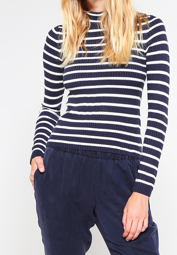 Top de rayas azul marino y blanco de manga larga con cuello alto y cintura elástica. La tela tiene una textura suave y un diseño ajustado.