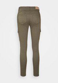Pantalon extensible vert olive à coupe slim, avec poches arrière et poches cargo latérales, présentant une texture lisse et des détails de couture minimalistes.