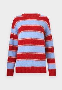 Maglione a righe in rosso e azzurro chiaro, realizzato in un materiale morbido e peloso. Presenta ampie righe orizzontali e un collo a giro.