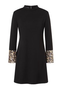 Schwarzes Kleid mit langen Ärmeln, das einen hohen Kragen und verzierte Bündchen im Leopardenmuster mit goldenen und silbernen Pailletten aufweist.