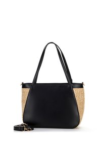 Sac fourre-tout synthétique noir avec panneaux latéraux en paille, poignées doubles et une bandoulière amovible. Présente une texture lisse et des accents en quincaillerie dorée.
