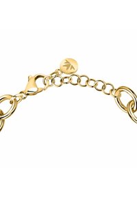 Bracciale in metallo dorato con design a link ovale, chiusura a moschettone e un'etichetta rotonda con simbolo di foglia per un tocco di dettaglio.
