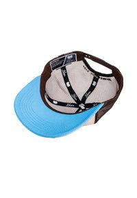 Braune Mesh-Trucker-Cap mit einem soliden hellblauen Schirm. Das Innenfutter besteht aus beigem Stoff und schwarzen verstellbaren Riemen. Markenetikett sichtbar.