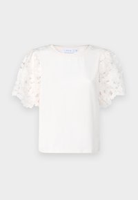 Biała koszulka z krótkim rękawem z koronkowymi bufkami, ozdobiona kwiatowymi wzorami i okrągłym dekoltem. Wykonana z miękkiego, oddychającego materiału.