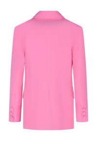 Blazer tailored rosa, con colletto a rever, tessuto morbido e maniche con tre bottoni. La vista posteriore mette in evidenza una silhouette aderente e tasche laterali.