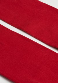 Czerwone skarpetki bawełniane o gładkiej fakturze, charakteryzujące się bezszwowym wzornictwem i jednolitym kolorem na całej tkaninie.
