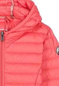 Giacca imbottita corallo con cappuccio, caratterizzata da un design a righe orizzontali, zip nera e un patch circolare con logo sulla manica.
