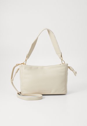 Bolsa de ombro de couro creme com uma forma estruturada, metais dourados e costura decorativa nas bordas. Alça ajustável incluída.