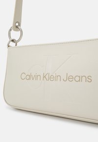 Calvin Klein Jeans SCULPTED SHOULDER POUCH MONO - Torbica - eggshell