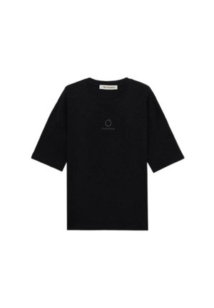 Camiseta negra de manga corta confeccionada en tela suave, con cuello redondo y un pequeño detalle de logo bordado en el centro.