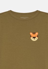 Olijfgroene t-shirt met een ronde hals, voorzien van een kleine illustratie van een tijgergezicht in oranje en crème op de linkerborst.