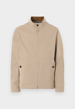 Bézs színű férfi dzseki álló gallérral, elöl cipzárral, gombos pánttal a gallérnál, zsebekkel oldalán, amelyek gombbal záródnak, és hosszú ujjal.