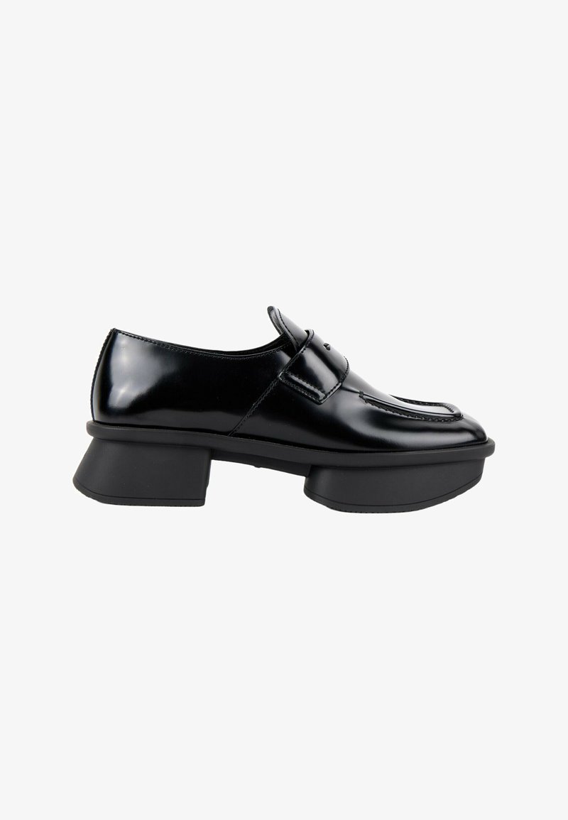 Mocassin en cuir noir brillant avec semelle épaisse carrée superposée et petit talon bloc, vue de côté sur fond blanc.