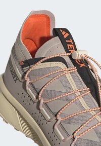 Adidas Terrex VOYAGER 21 TRAVEL - Túracipők - taupe/taupe/impact orange