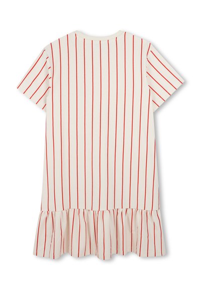 Robe blanche à manches courtes avec des rayures verticales rouges, présentant un ourlet froncé en bas. Fabriquée en tissu doux, avec un col rond.