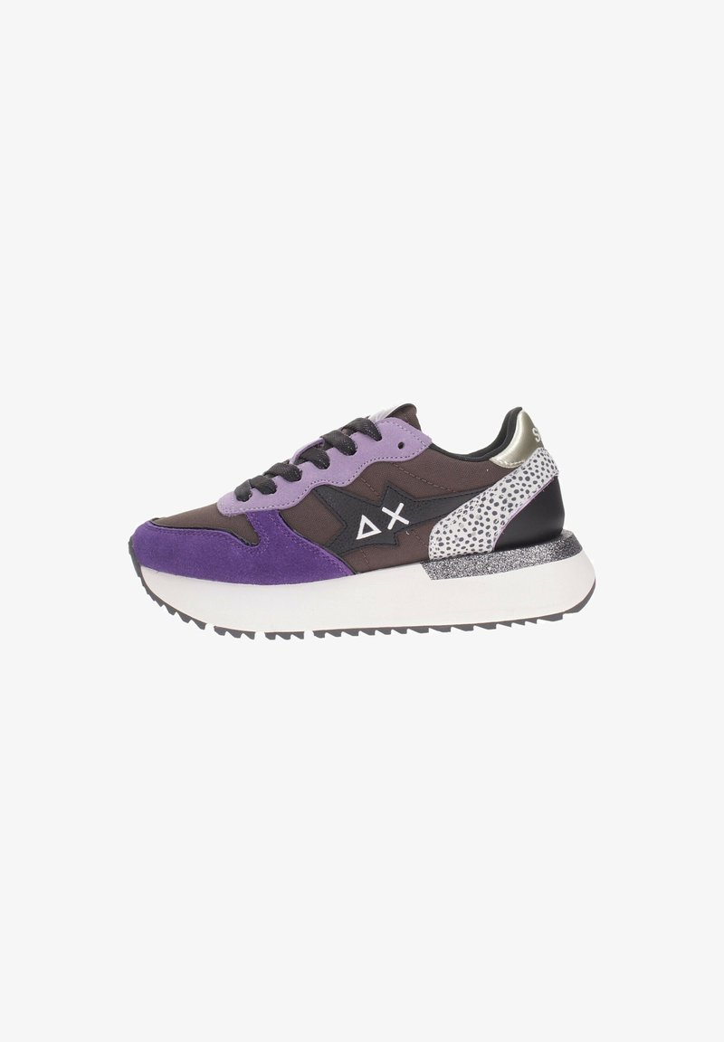 Paarse en zwarte sneaker met zwarte veters, witte zool en witte gespikkelde hielaccenten, voorzien van een geometrisch logo aan de zijkant.