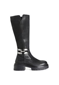 Botas de cuero negro hasta la rodilla con suela gruesa, acentos de metal plateado en el tobillo y una textura suave con un ligero brillo.