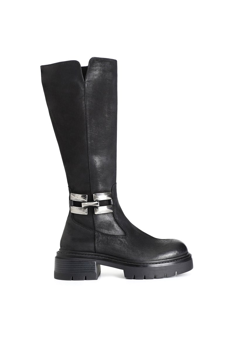 Botas de cuero negro hasta la rodilla con suela gruesa, acentos de metal plateado en el tobillo y una textura suave con un ligero brillo.