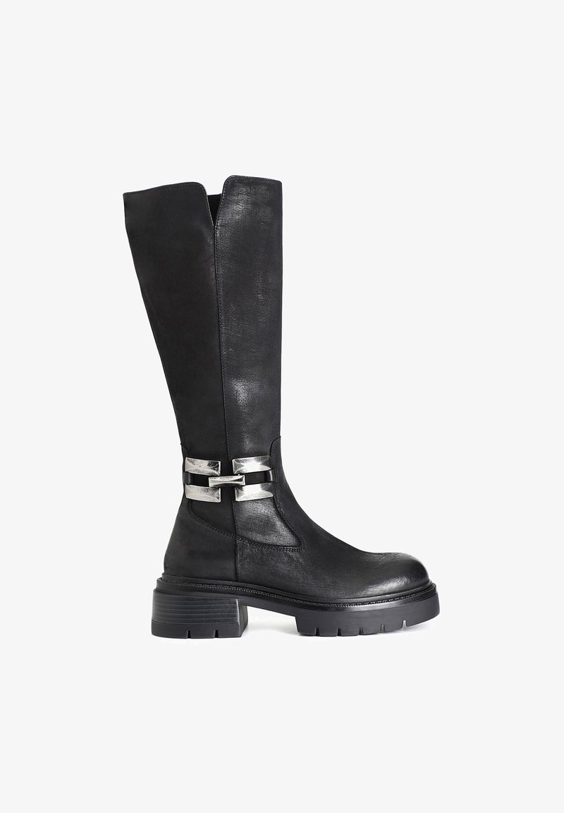 Botas de cuero negro hasta la rodilla con suela gruesa, acentos de metal plateado en el tobillo y una textura suave con un ligero brillo.