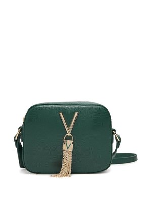 Borsa a tracolla in pelle verde martellata con un accento dorato a forma di V e nappina a catena. Presenta una forma rettangolare e una tracolla regolabile.
