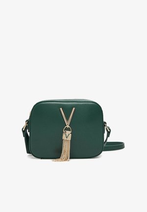 Borsa a tracolla in pelle verde martellata con un accento dorato a forma di V e nappina a catena. Presenta una forma rettangolare e una tracolla regolabile.