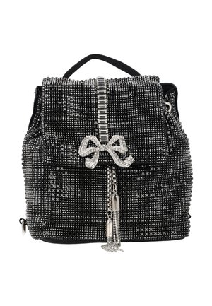 Rucsac mini negru acoperit cu pietre strălucitoare negre și argintii, cu o fundiță bijuterie și o ciucure de lanț pe clapeta frontală.