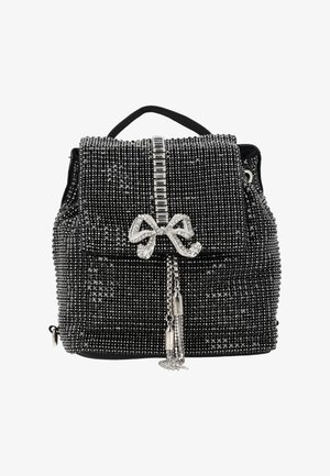 Zwarte mini rugzak bedekt met zwarte en zilveren strasstenen, met een juwelen strik en kettingkwast op de voorflap.
