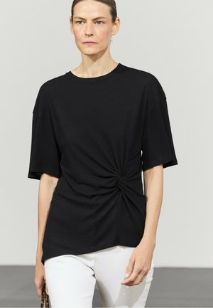Massimo Dutti, ASYMMETRIC KNOT-DETAIL T-SHIRT - T-shirt print - black
