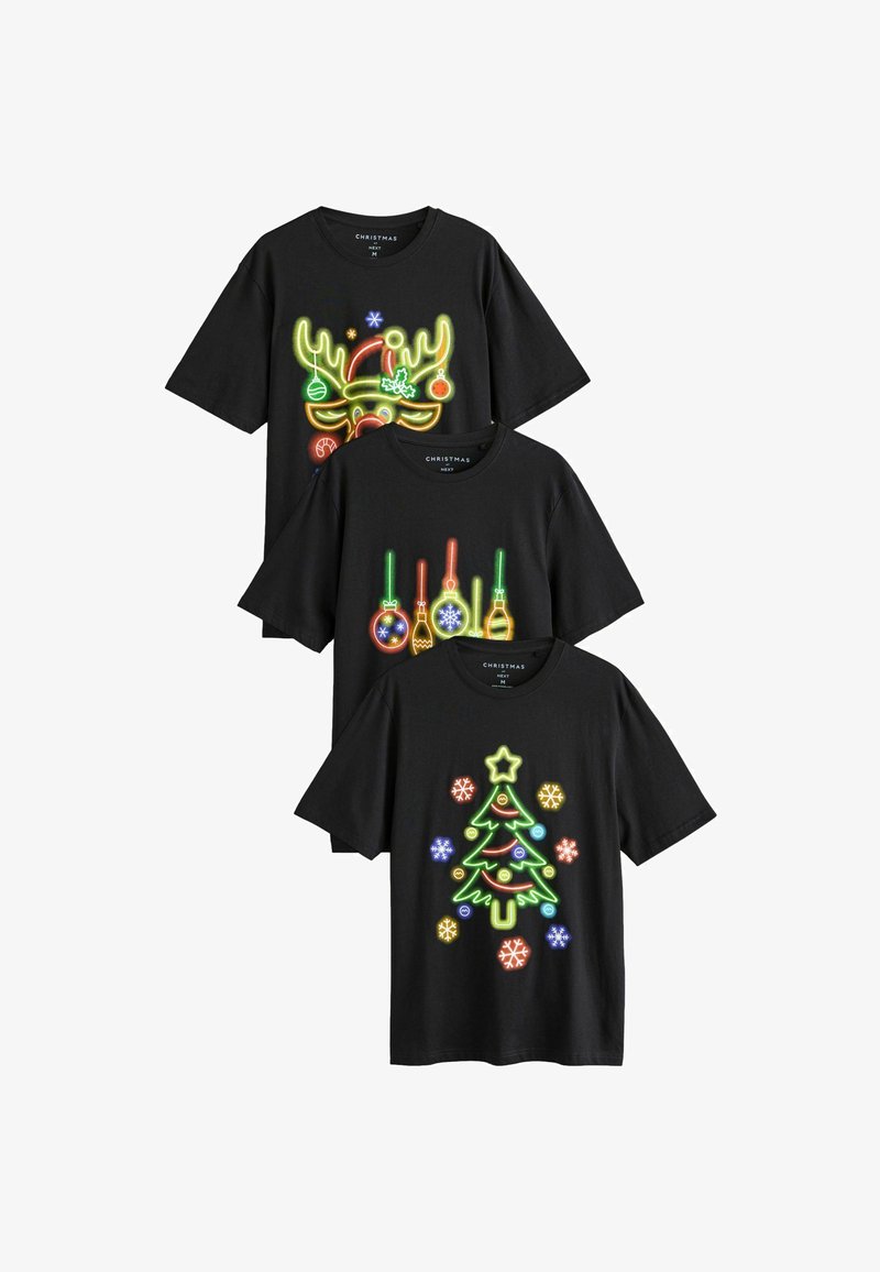 Drei schwarze T-Shirts mit neongelben Designs: ein Rentier, ein Weihnachtsbaum und Weihnachtskugeln. Baumwollmaterial, kurze Ärmel, leuchtende Farben.