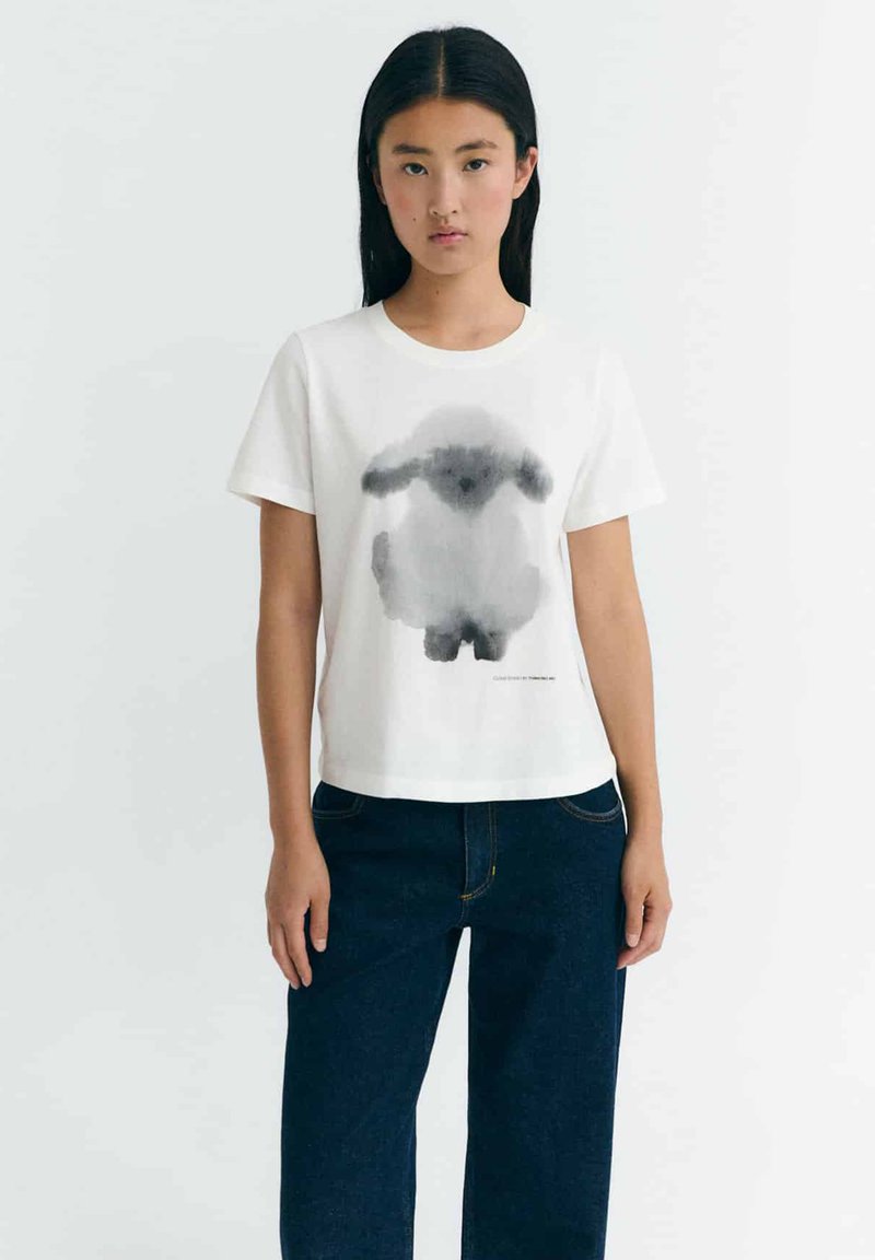 Weißes Baumwoll-T-Shirt mit einem schwarzen Aquarell-Hasenmotiv in der Mitte. Kurze Ärmel, Rundhalsausschnitt und entspannte Passform.