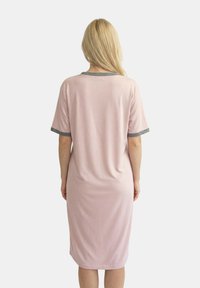 Vaaleanpunainen lyhythihainen mekko, jossa harmaa reunus, polvipituinen, valmistettu pehmeästä kankaasta. Yksinkertainen muotoilu, rento istuvuus, minimaliset yksityiskohdat.