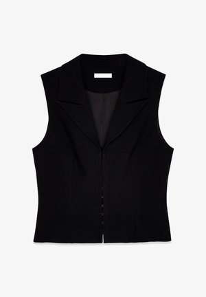 Melnas bezpiedurkņu veste ar asu apkakli, pieguļoša forma, priekšējā rāvējslēdzēja aizdare un gluda auduma tekstūra. Nav redzamu rakstu vai akcentu.