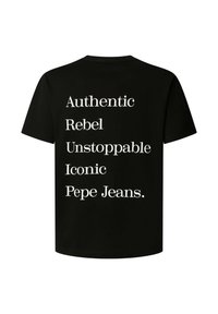 Camiseta negra con texto blanco en la parte posterior: "Auténtico, Rebelde, Imparable, Icónico, Pepe Jeans." Diseño de cuello redondo, manga corta.