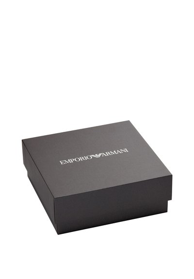 Boîte rigide noire avec une texture lisse et un couvercle à rabat. Le logo blanc "EMPORIO ARMANI" est centré sur le couvercle.